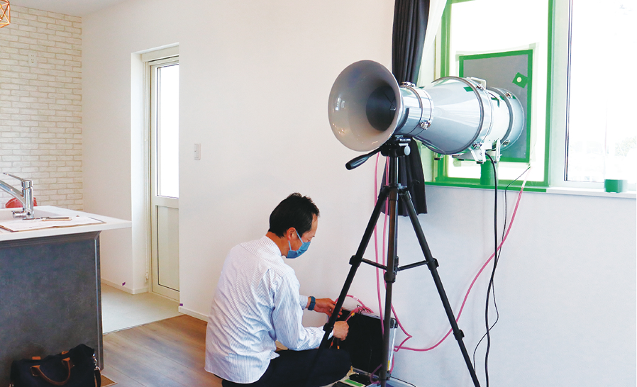 気密測定作業の様子