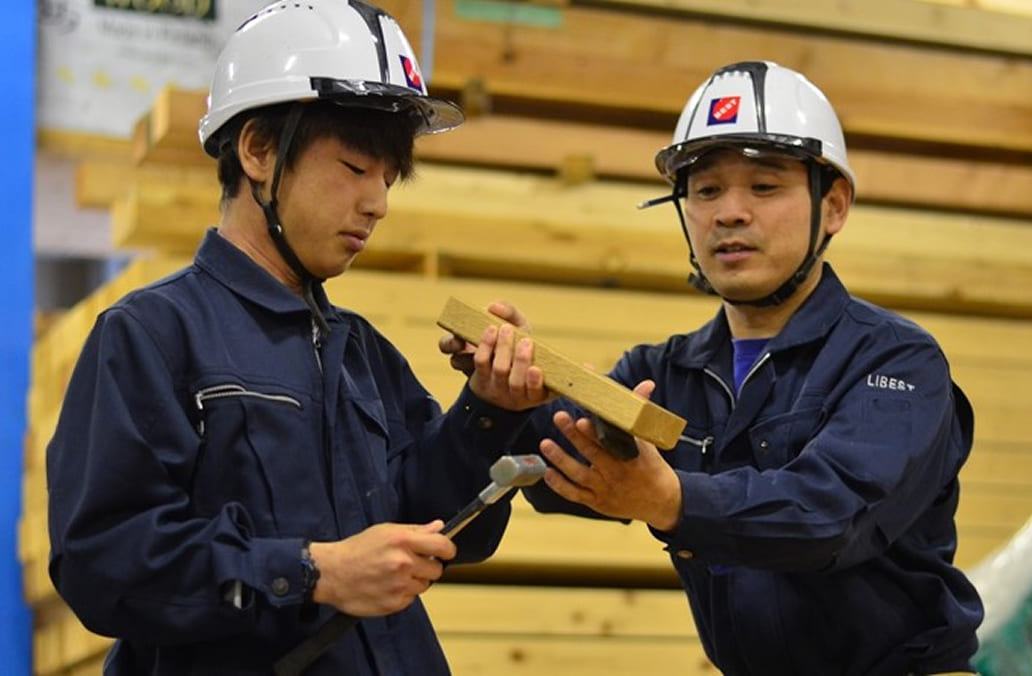 若手大工の育成・技術継承の様子