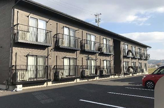 駐車場完備の社員寮の外観