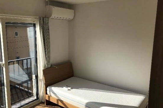 冷房付きの個室の内観