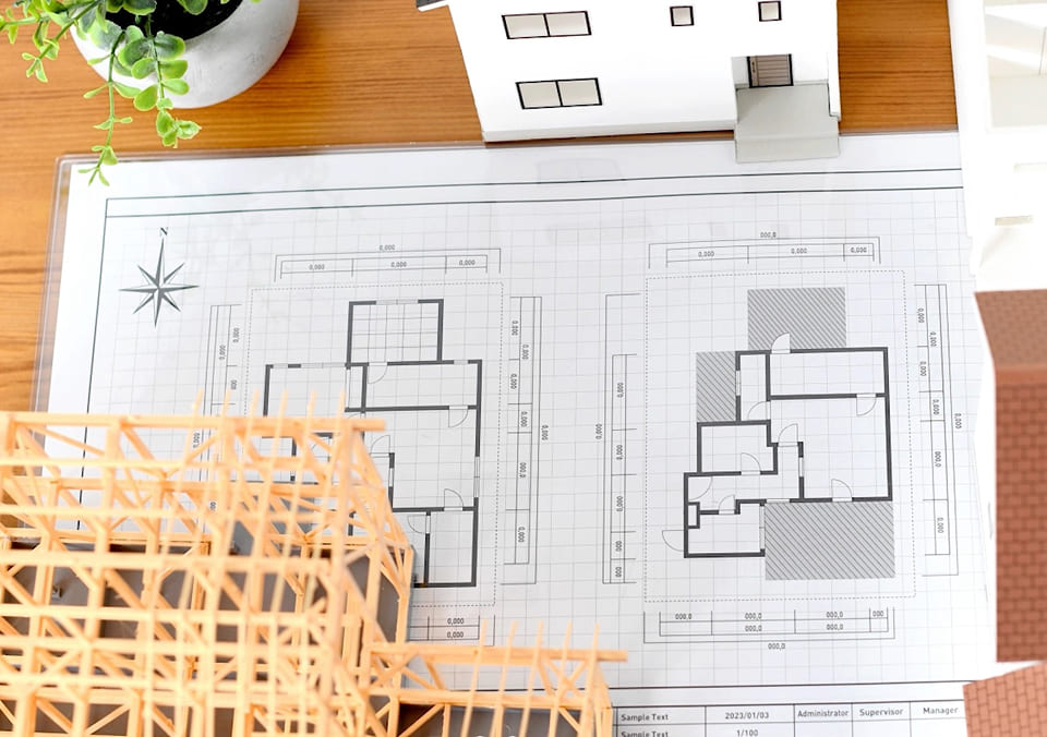 図面のチェック・修正指示の作業風景