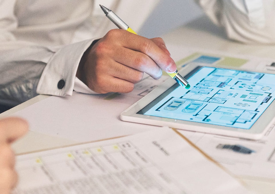 スケジュール管理と調整の作業風景