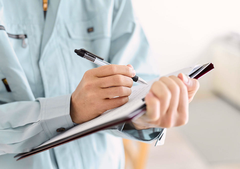 引き渡し前の品質管理の作業風景