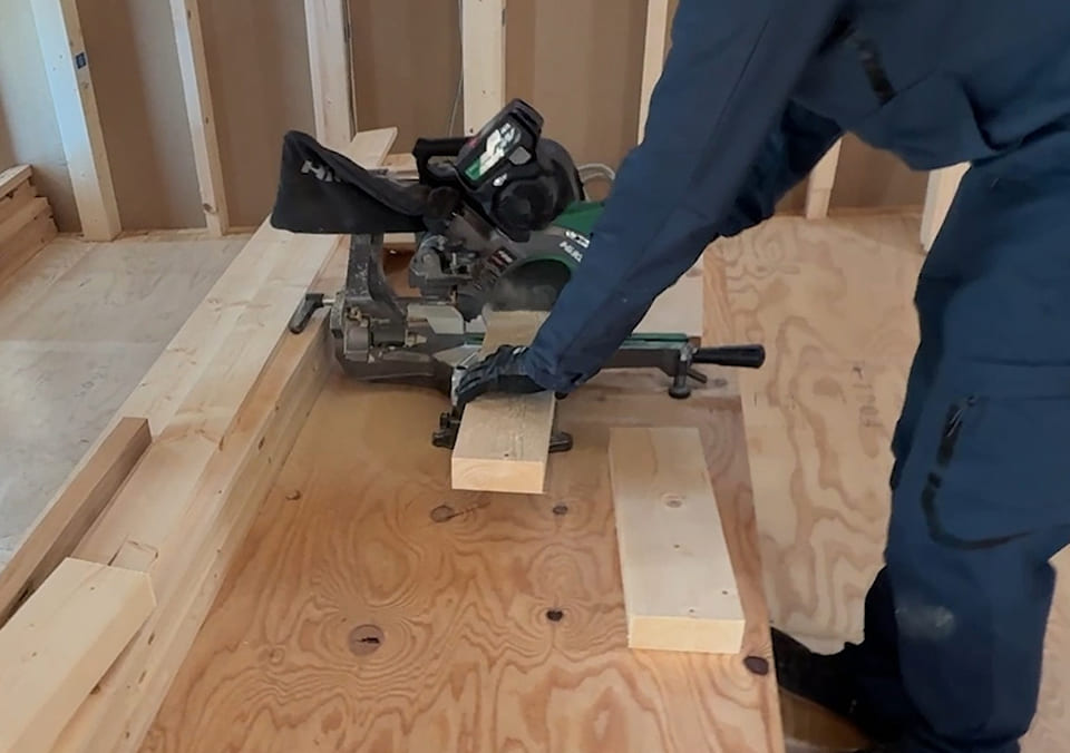 図面をもとに住まいを形にする作業風景