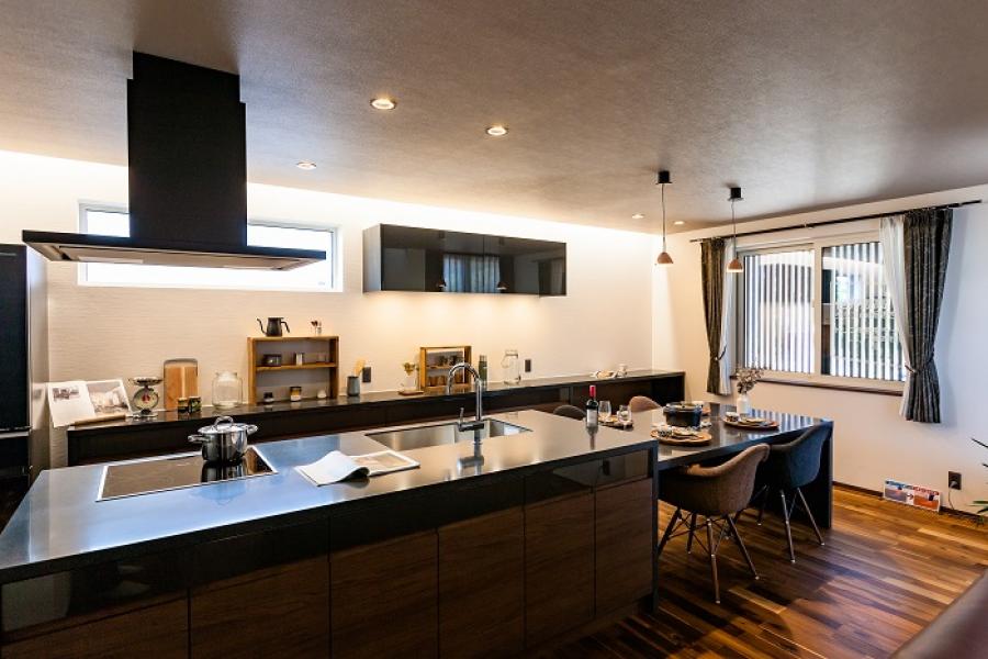 ガレージ付きの和モダンの家