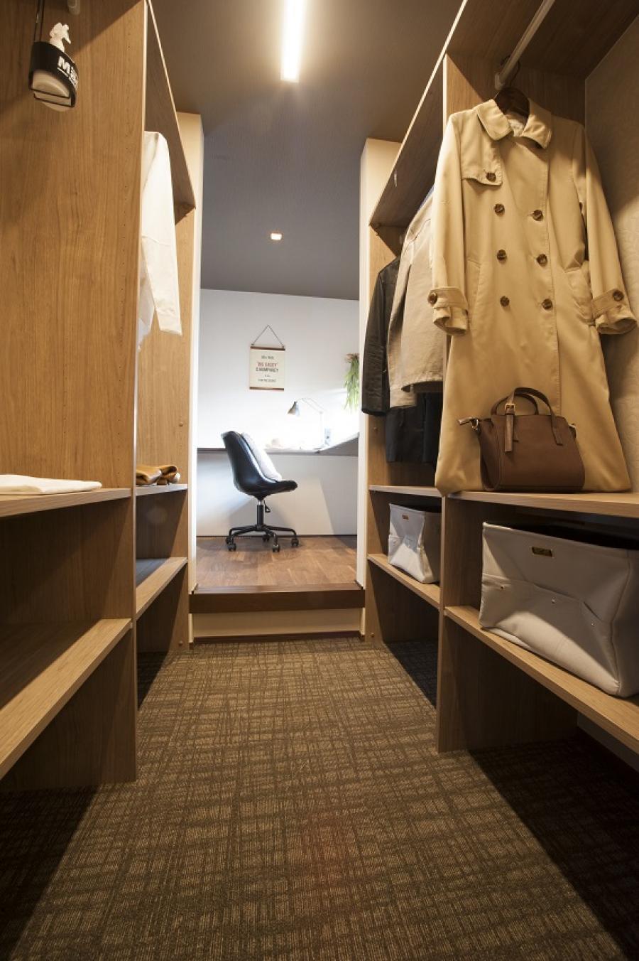 ガレージ付きの和モダンの家