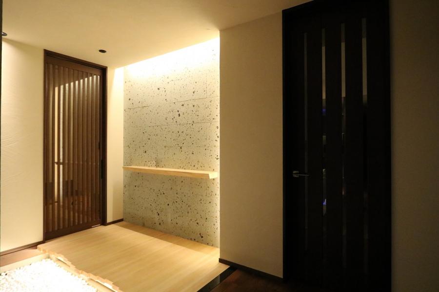 田園に建つモダンガレージ