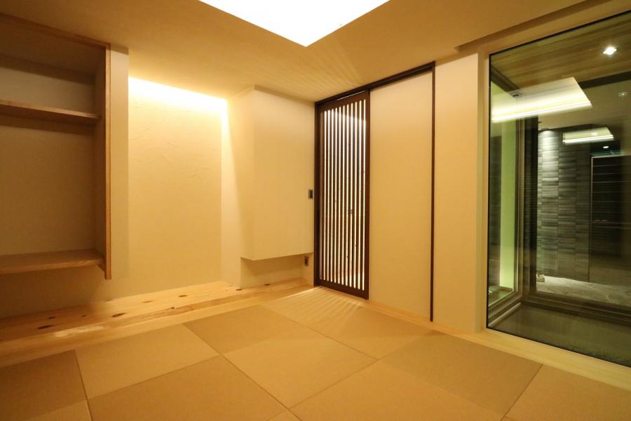 田園に建つモダンガレージ