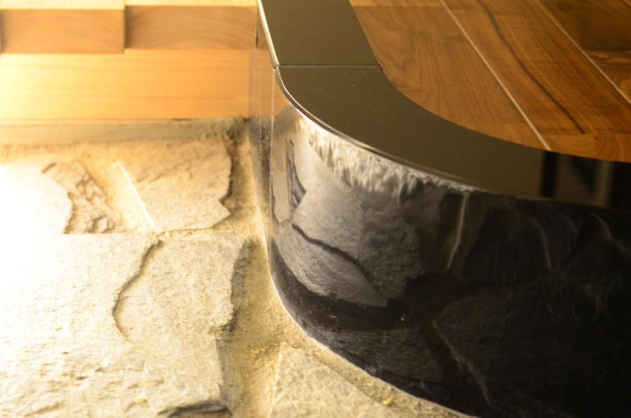 田園に建つモダンガレージ