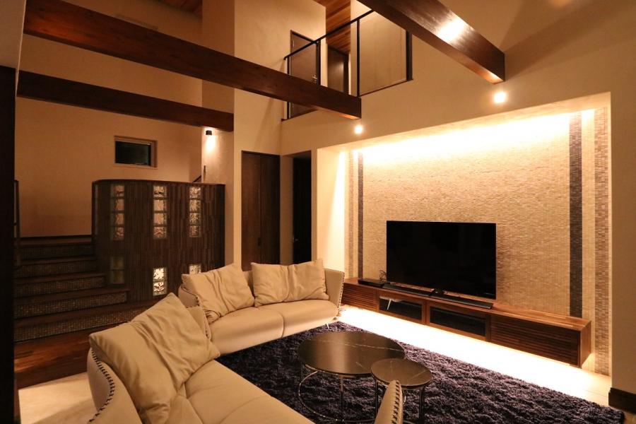 田園に建つモダンガレージ