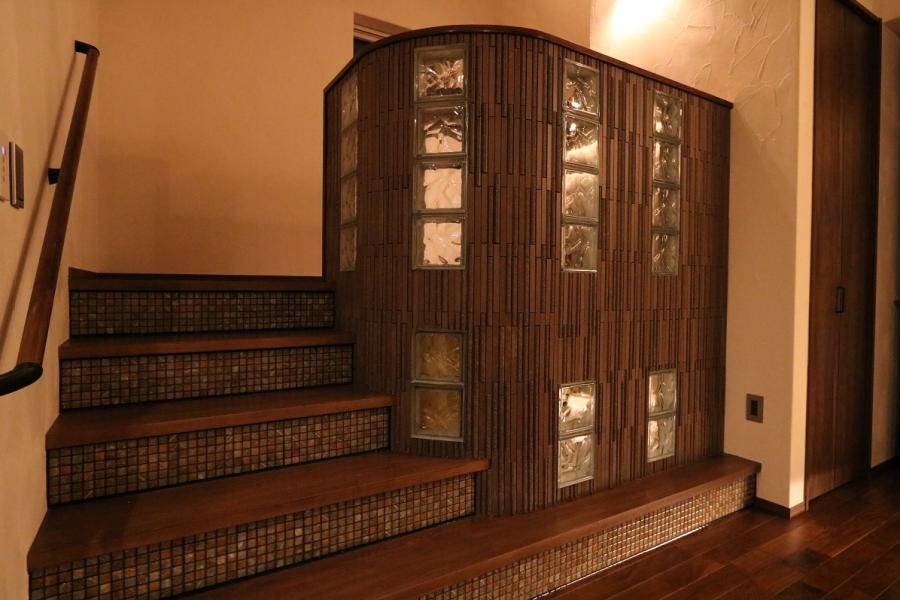 田園に建つモダンガレージ