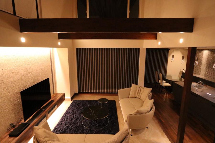 田園に建つモダンガレージ