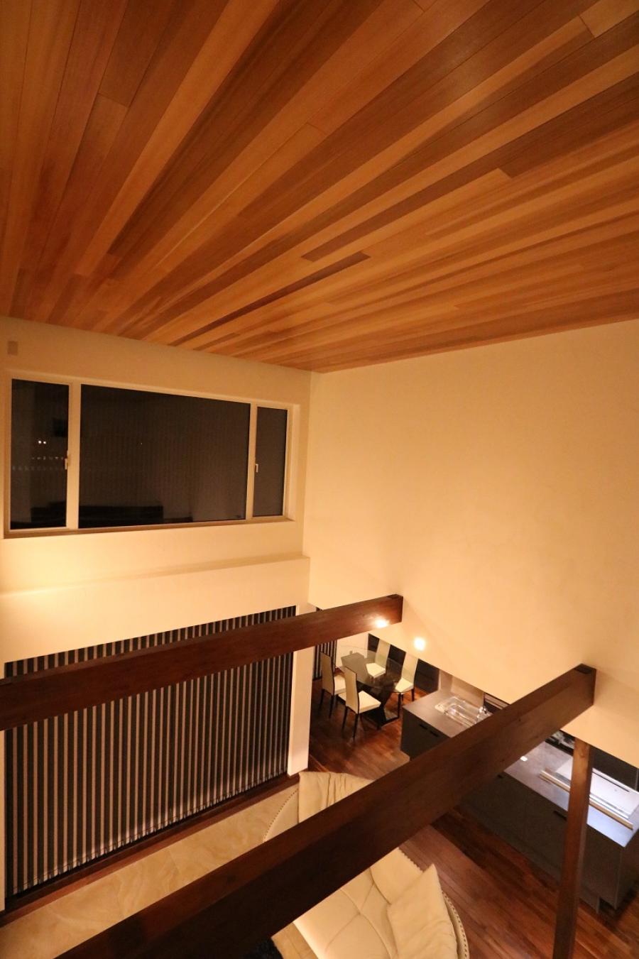 田園に建つモダンガレージ