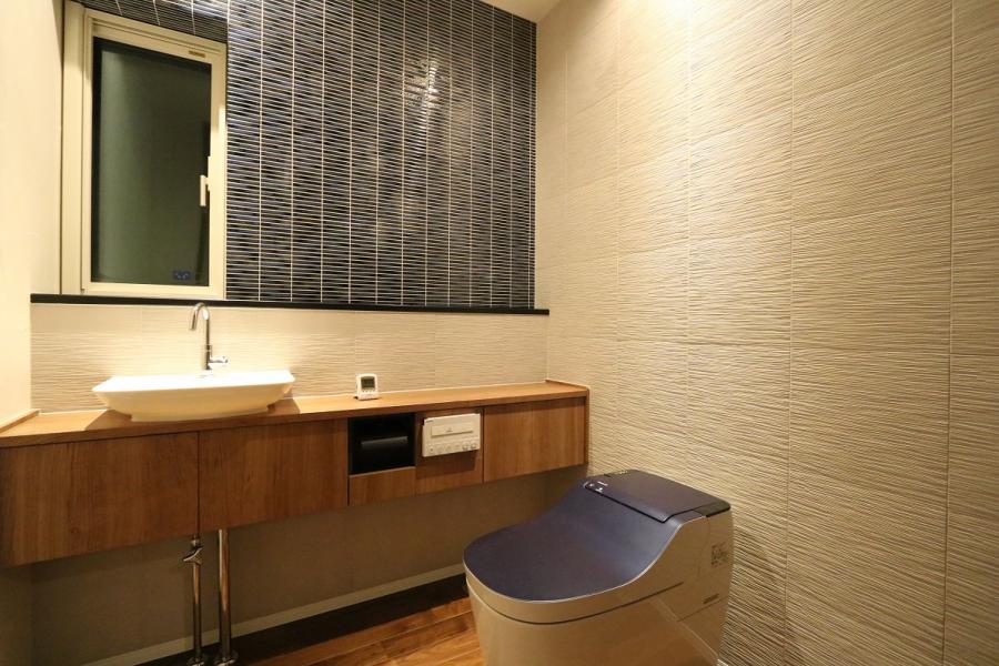 田園に建つモダンガレージ