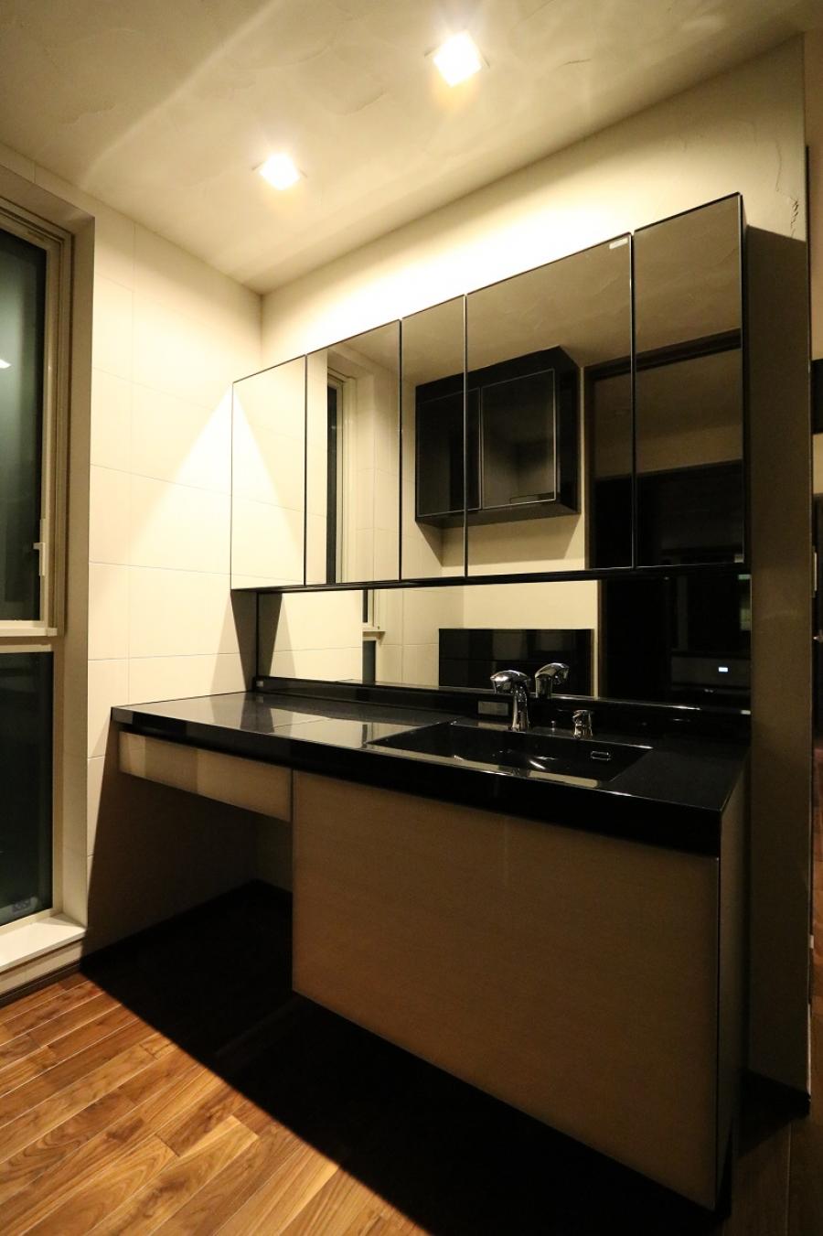 田園に建つモダンガレージ