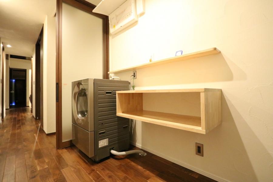 田園に建つモダンガレージ