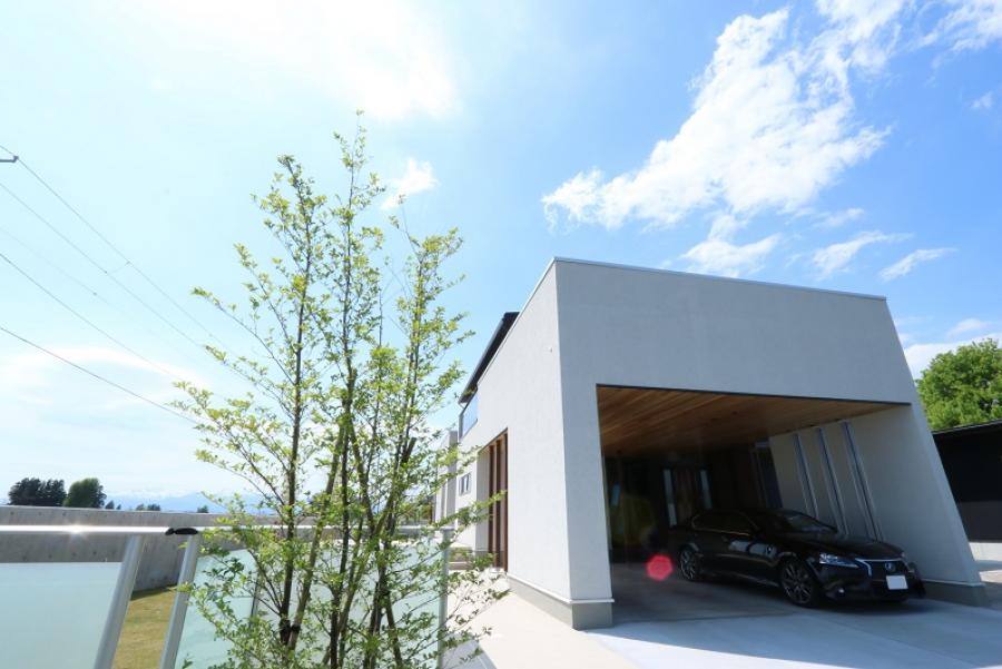 田園に建つモダンガレージ