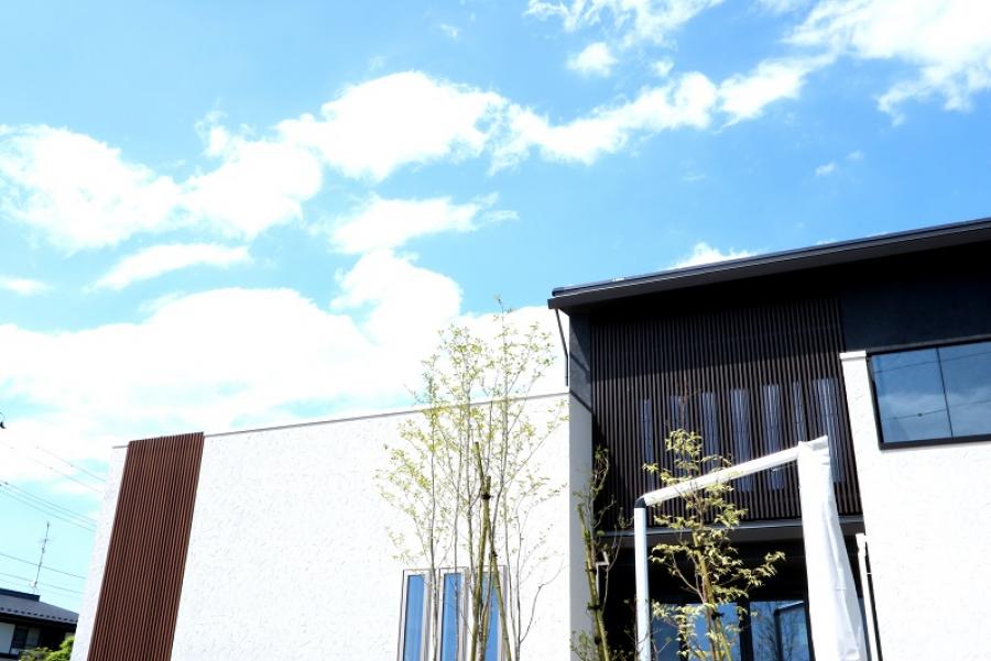 田園に建つモダンガレージ