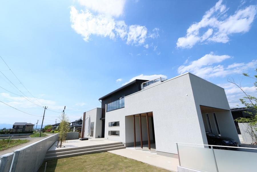 田園に建つモダンガレージ