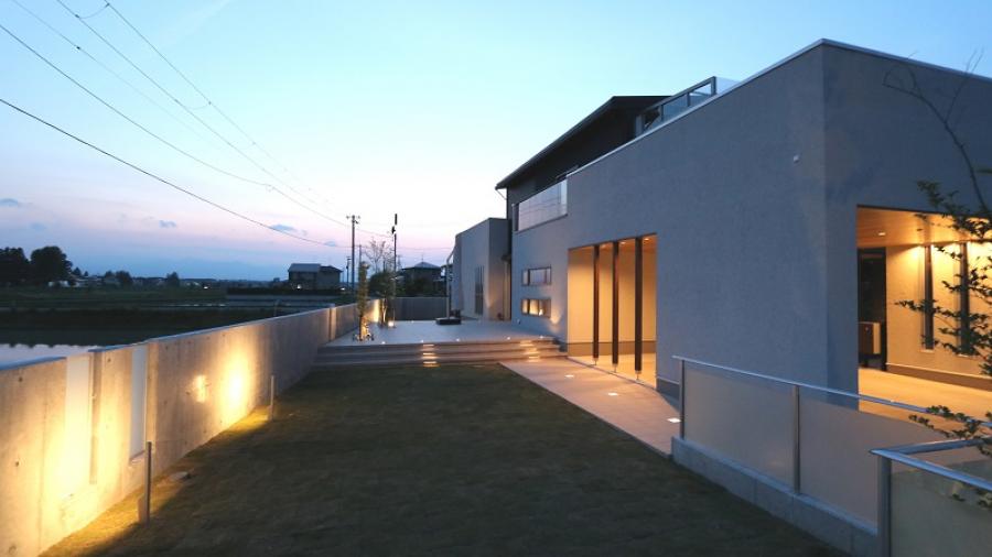 田園に建つモダンガレージ