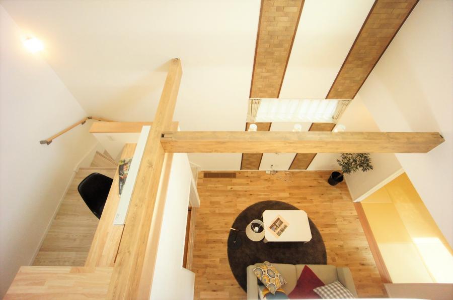 梁で魅せる吹抜空間