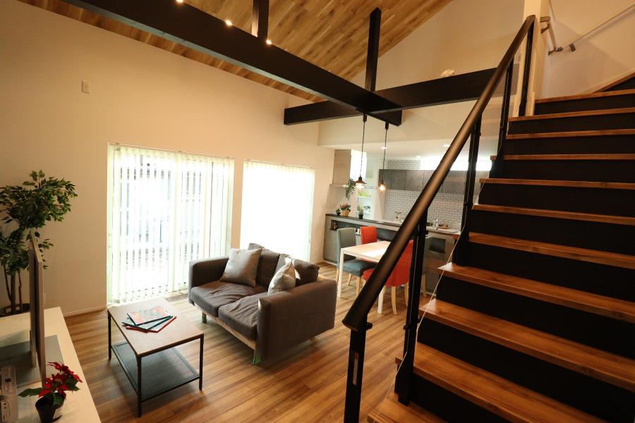 勾配高天井が引き立つ大人モダンハウス