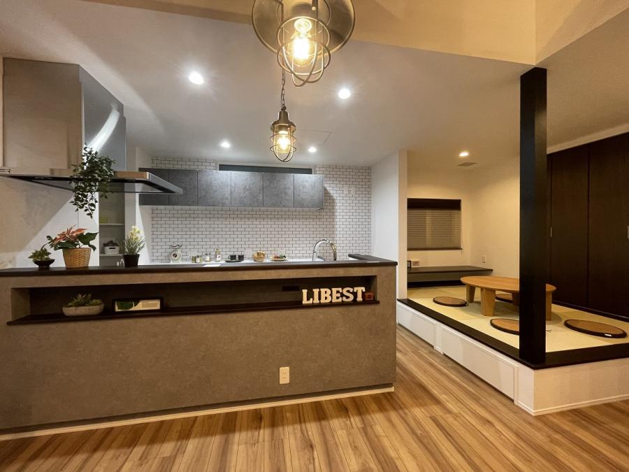 勾配高天井が引き立つ大人モダンハウス