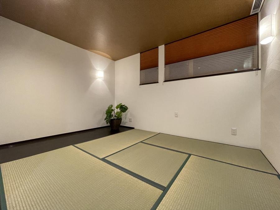 勾配高天井が引き立つ大人モダンハウス