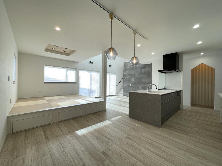 吹抜けから陽の光が差し込む開放感リビング