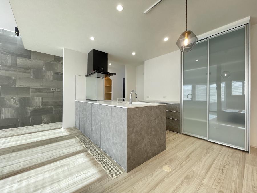 吹抜けから陽の光が差し込む開放感リビング