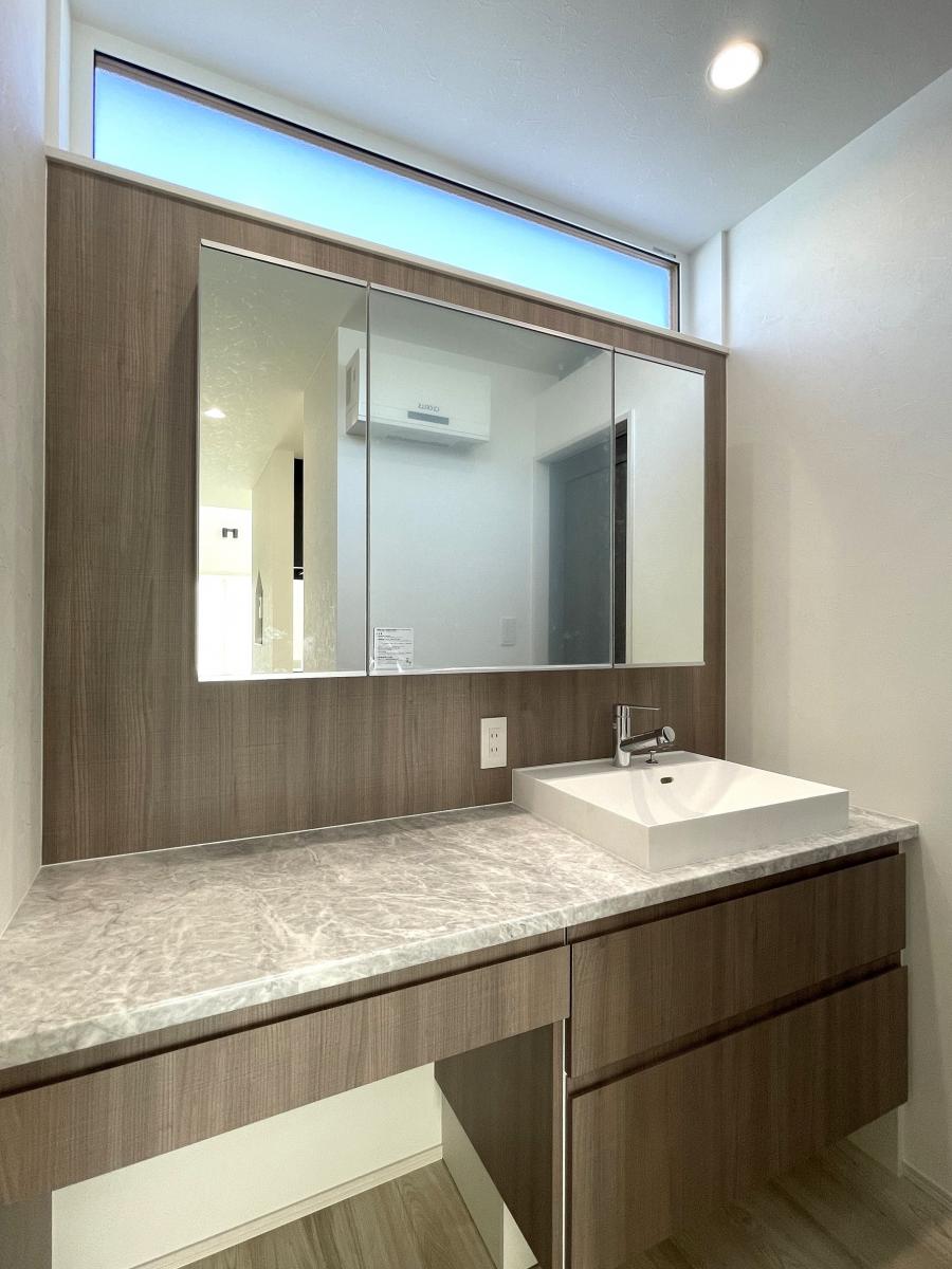 吹抜けから陽の光が差し込む開放感リビング