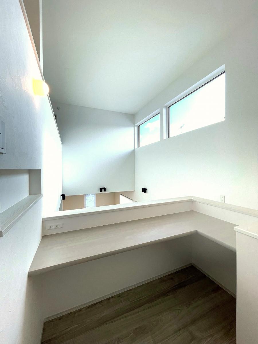 吹抜けから陽の光が差し込む開放感リビング