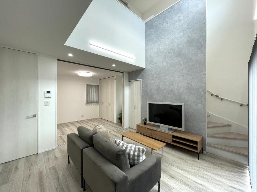 陽の光を取り込む吹抜けリビング