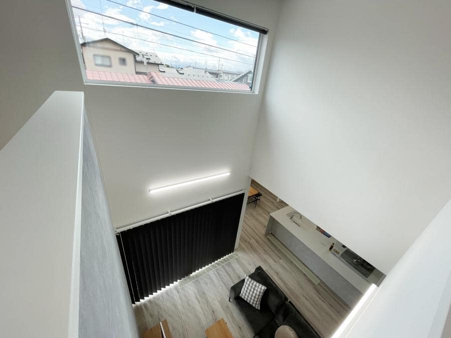 陽の光を取り込む吹抜けリビング