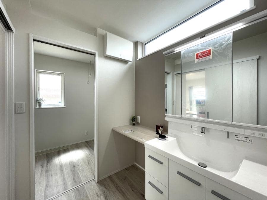 陽の光を取り込む吹抜けリビング