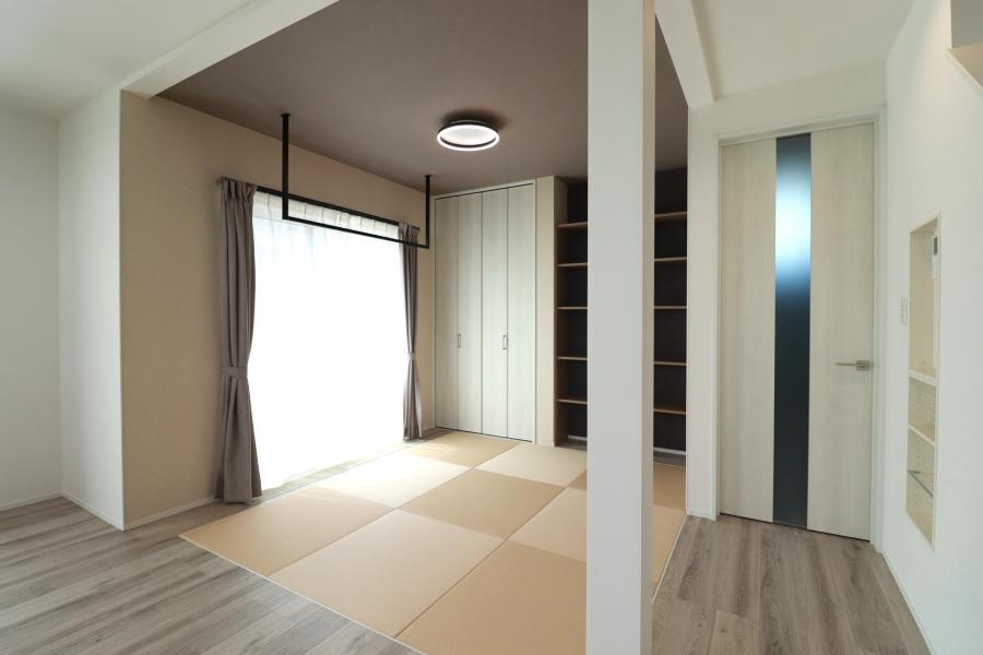 吹抜けから陽の光が差し込む開放感リビング