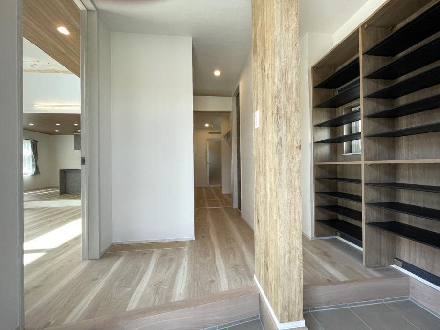 ダウンフロアと吹抜けの広々リビング