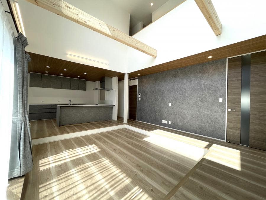 ダウンフロアと吹抜けの広々リビング