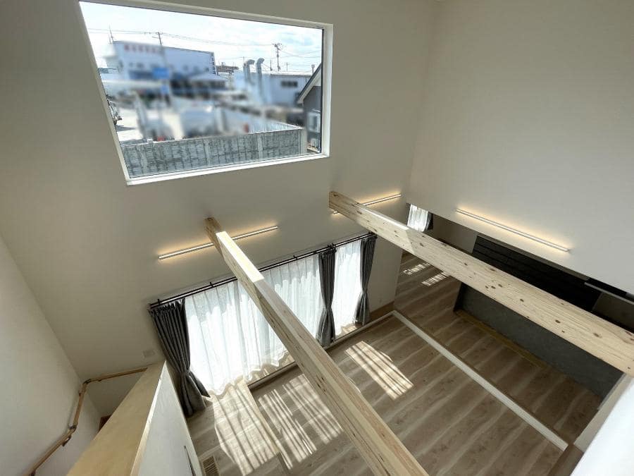 ダウンフロアと吹抜けの広々リビング