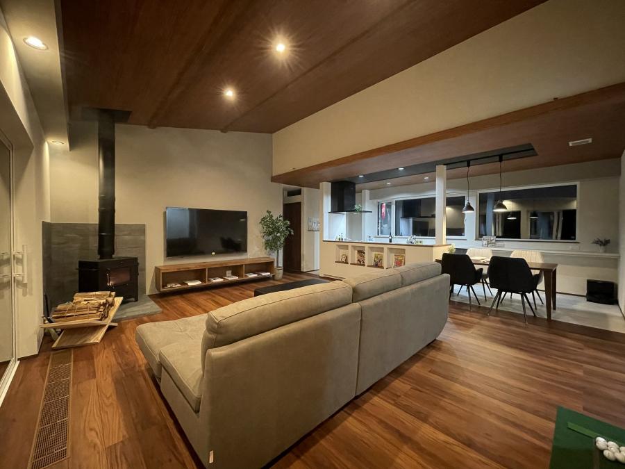 ずっとリビングに居たくなる【薪ストーブ】のある平屋