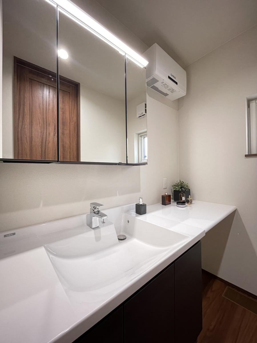 ずっとリビングに居たくなる【薪ストーブ】のある平屋