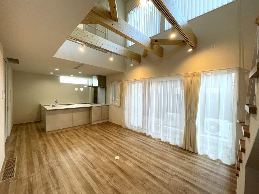 木の温もりを感じられるオープンスタイルハウス