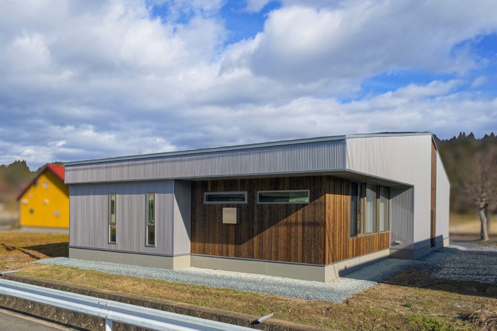 無垢材とタイルが彩るミッドセンチュリーなガレージハウス